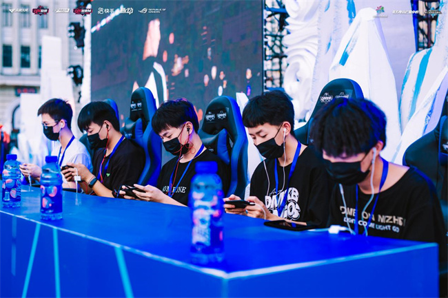 的激烈竞争 的激烈竞争